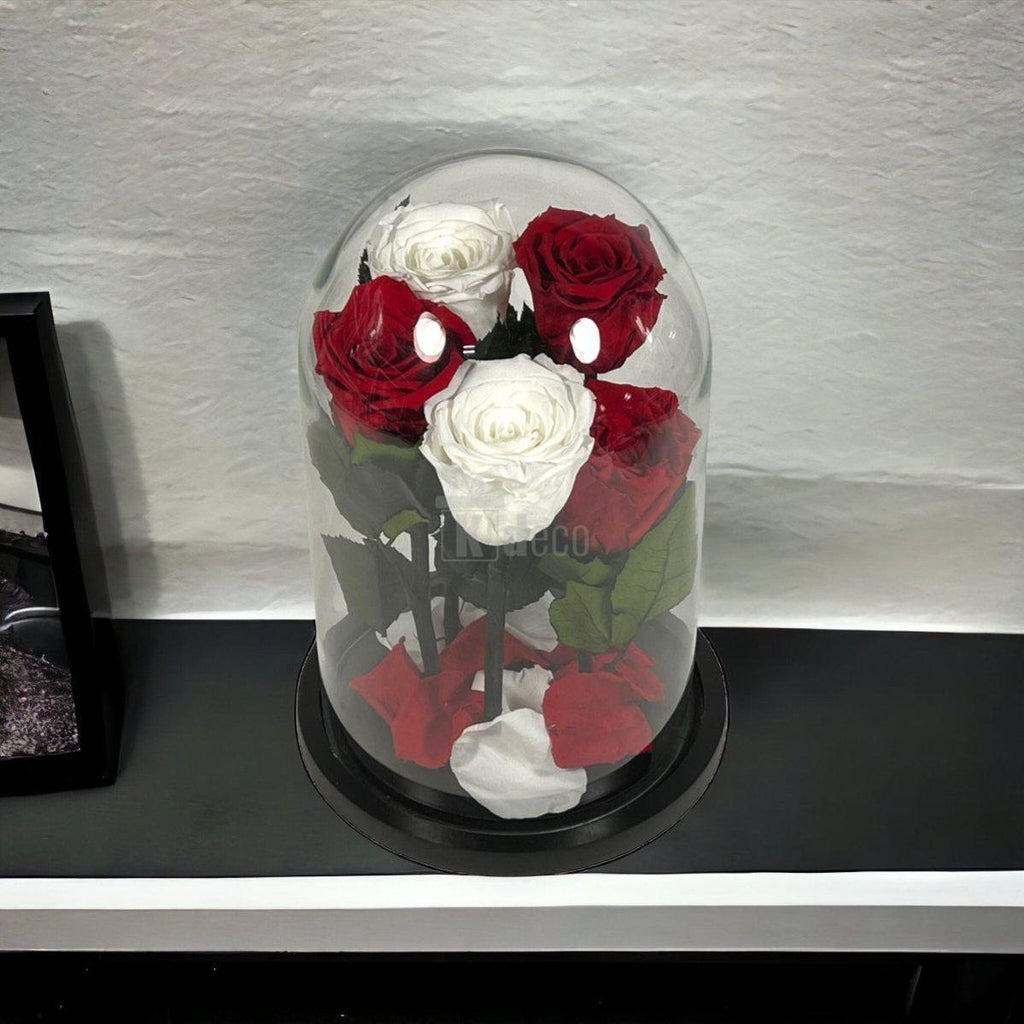 Aranjament floral cu trandafiri criogenati în cupolă, decor modern și cadou ideal pentru femei.