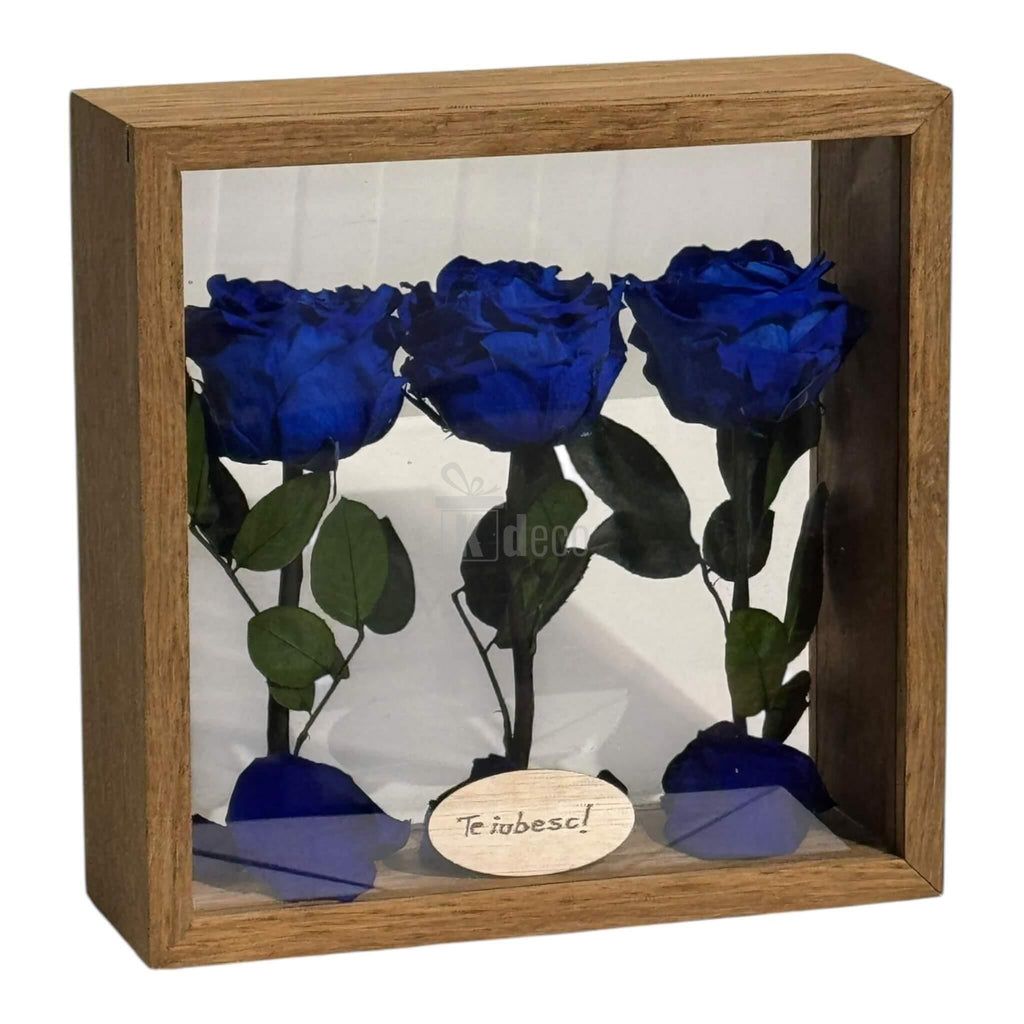 Aranjament de Masă cu 3 Trandafiri Criogenați Albaștri și Mesaj Personalizat – 27x27 cm 💙✨, decor romantic cu flori uscate în plexiglas