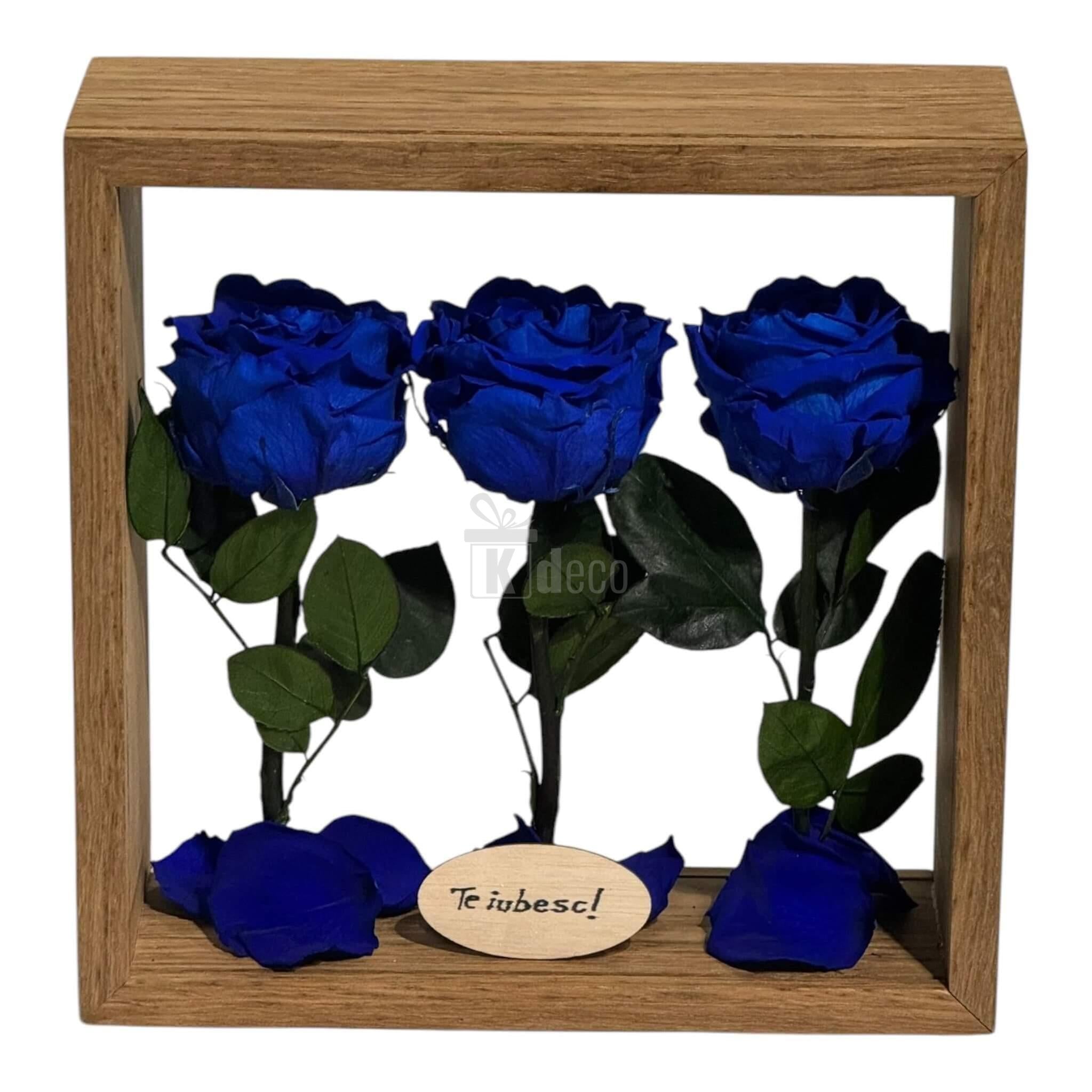 Decor romantic cu trandafiri criogenați albaștri și mesaj „Te iubesc!” în ramă de lemn, perfect pentru ocazii speciale și amenajări interioare