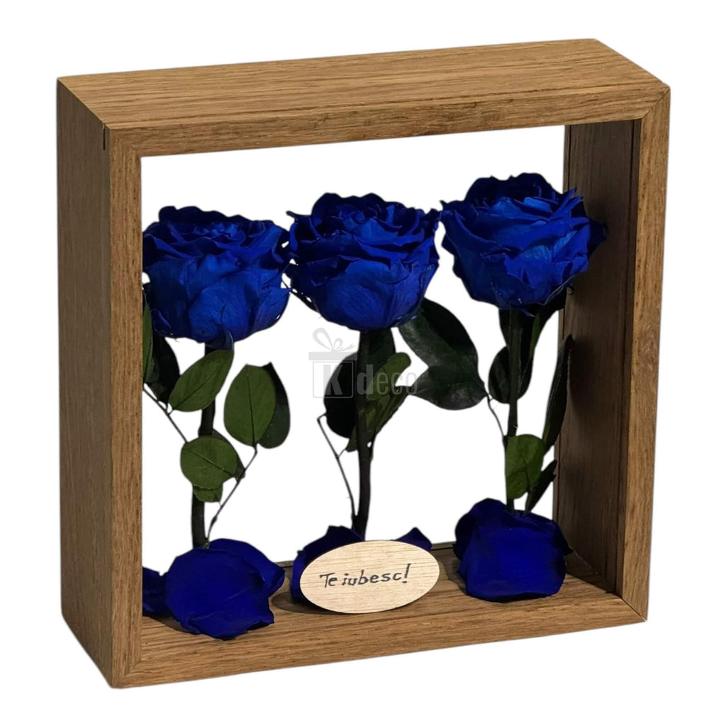 Aranjament de Masă cu 3 Trandafiri Criogenați Albaștri și Mesaj Personalizat – 27x27 cm 💙✨, decor deosebit pentru casă sau evenimente