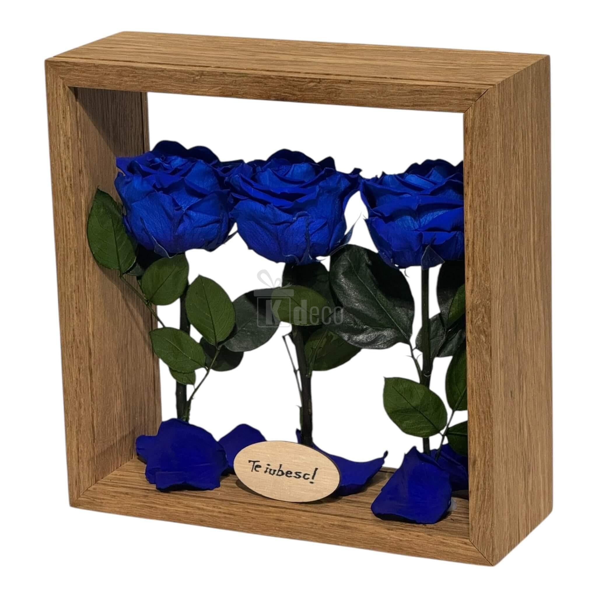 Trandafiri criogenați albaștri în ramă pătrată din lemn cu mesaj romantic, aranjament floral 27x27 cm pentru decor interior rafinat
