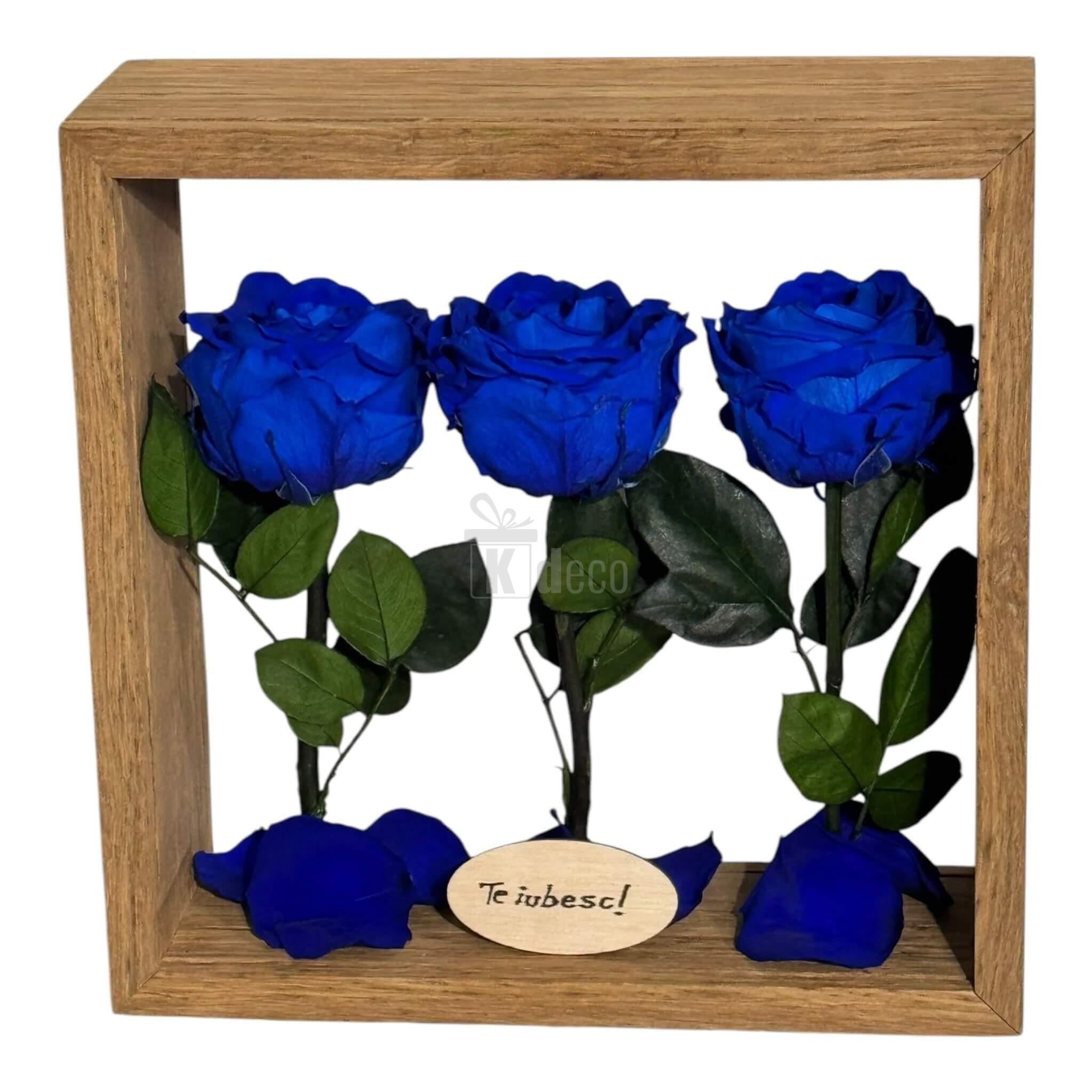 Aranjament de Masă cu 3 Trandafiri Criogenați Albaștri și Mesaj Personalizat – 27x27 cm 💙✨, decor elegant din flori uscate în ramă de lemn