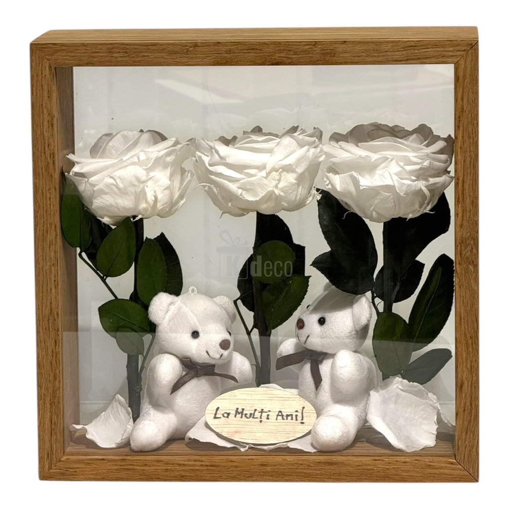 Aranjament de masă cu flori criogenate și ursuleți, în ramă de lemn 27x27cm, cu mesaj personalizat pentru cadouri.