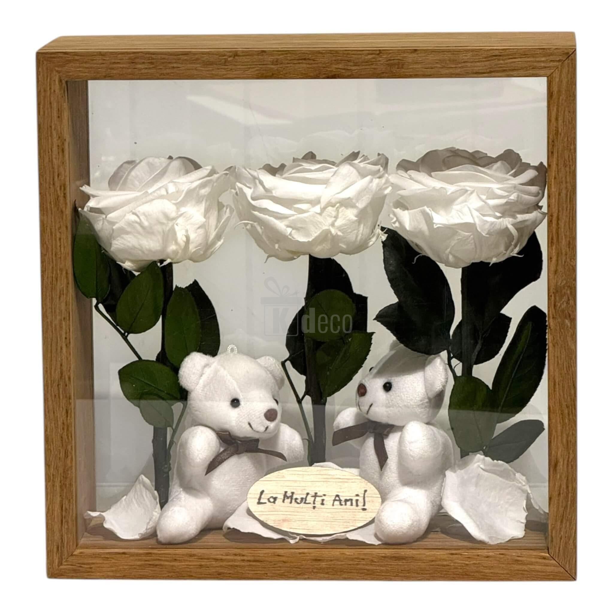 Aranjament de masă cu flori criogenate și ursuleți, în ramă de lemn 27x27cm, cu mesaj personalizat pentru cadouri.