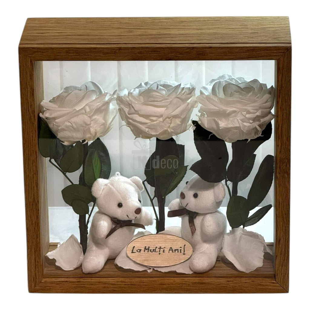 Cadou decorativ cu flori uscate și ursuleți, în ramă pătrată din plexiglas, ideal pentru orice ocazie specială.