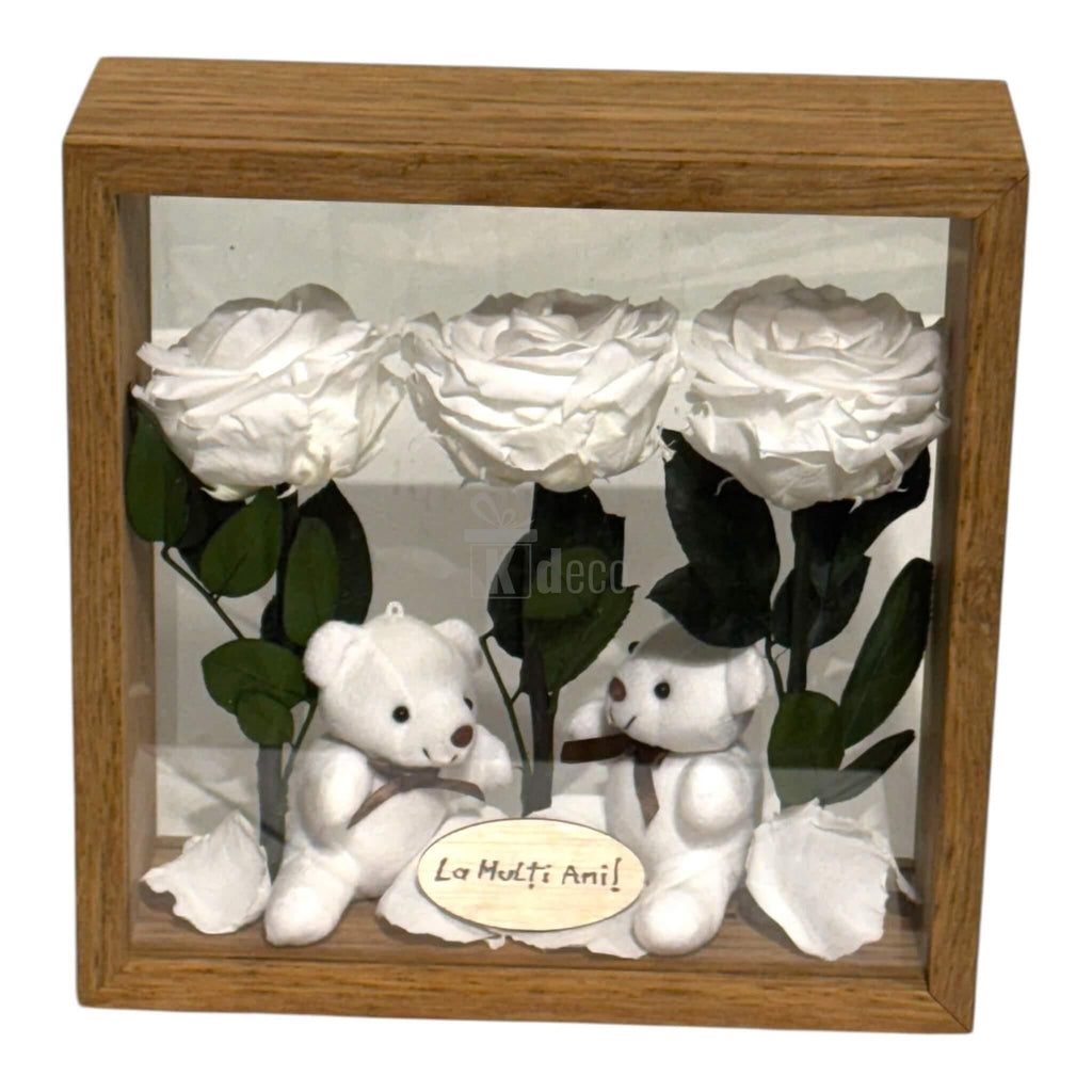 Aranjament floral cu trandafiri criogenați și ursuleți, decor romantic cu mesaj personalizat în ramă de lemn.