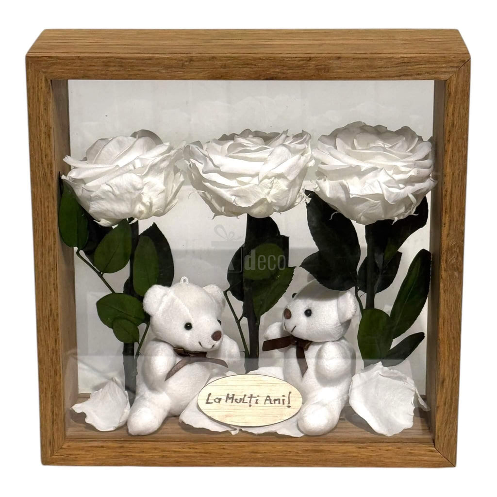 Trandafiri albi criogenați și ursuleți de plus în ramă de lemn, decor elegant pentru casă sau cadou aniversar.