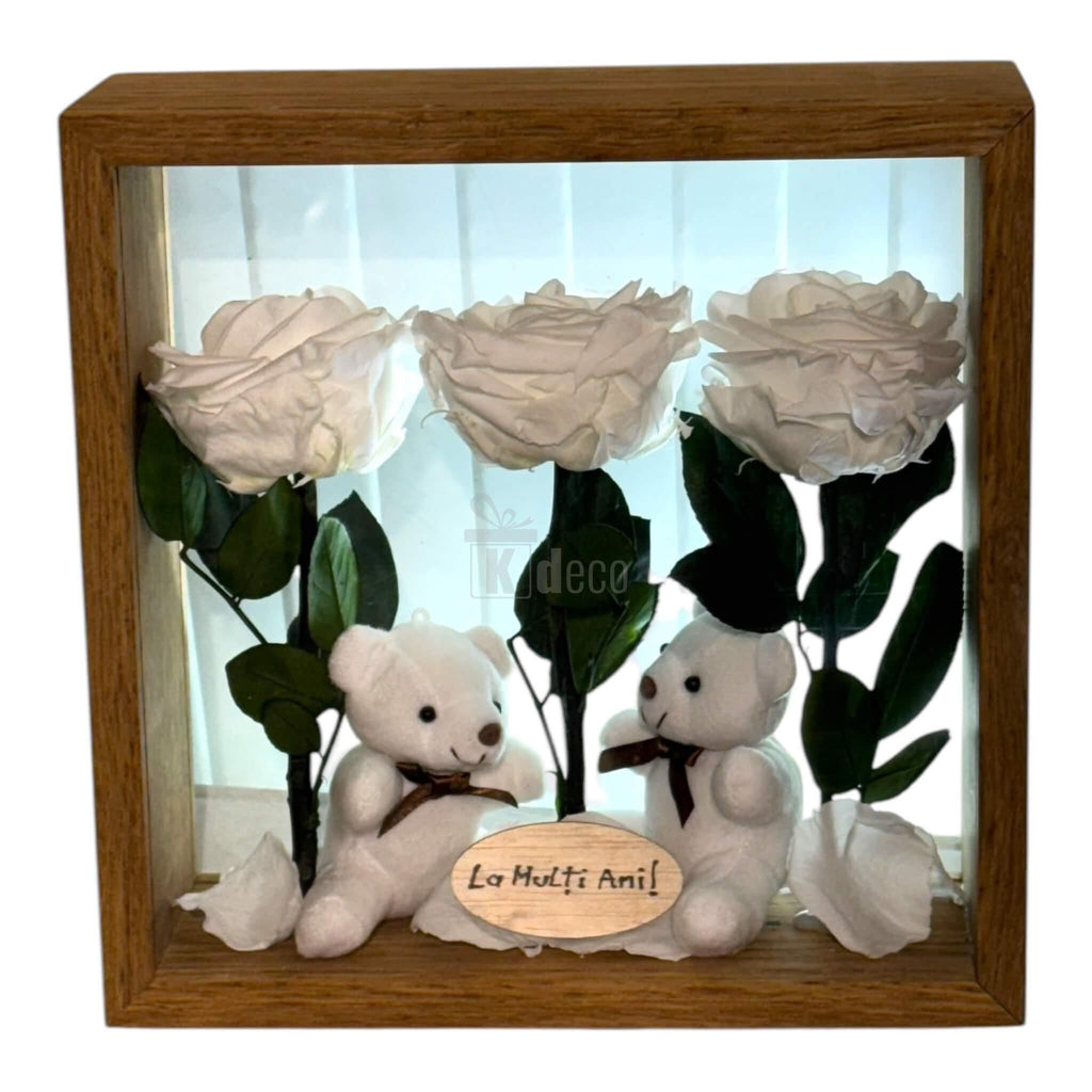 Aranjament de masă cu flori criogenate și ursuleți, în ramă de 27x27cm, cu mesaj 'La Mulți Ani'.