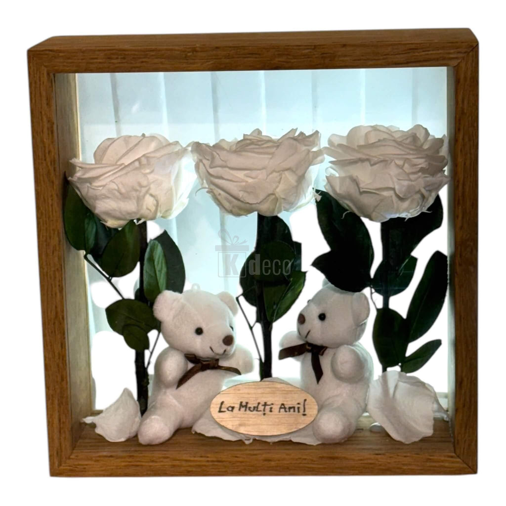 Aranjament floral cu 3 trandafiri criogenați și 2 ursuleți, în ramă de lemn cu mesaj personalizat pentru aniversări.