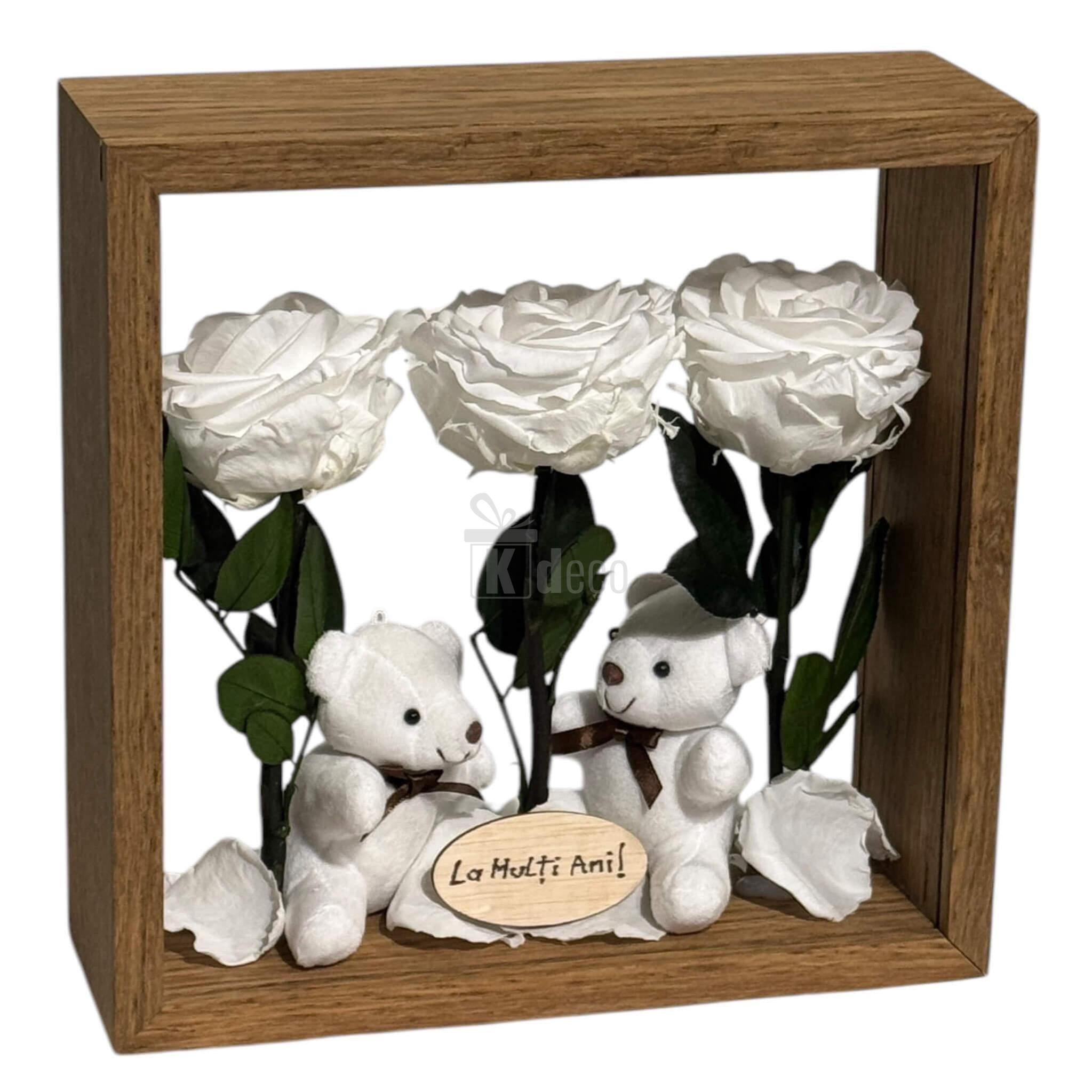Cadou decorativ cu 3 trandafiri criogenați albi, ursuleți de plus și mesaj 'La Mulți Ani', perfect pentru ocazii speciale.