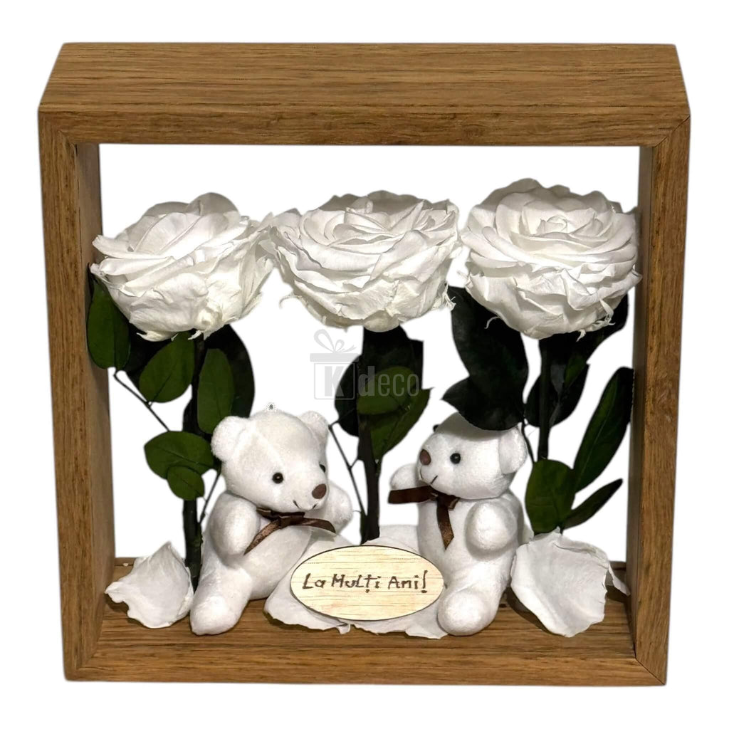 Aranjament floral cu trandafiri albi și ursuleți în ramă de lemn, ideal pentru decor interior sau cadou romantic.