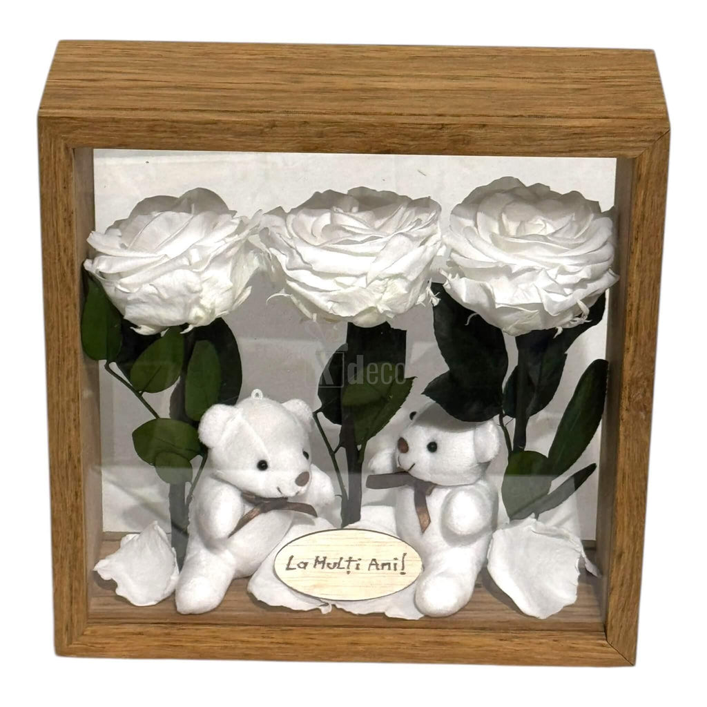 Trandafiri criogenați albi și doi ursuleți de plus în ramă de lemn, decor perfect pentru casă sau birou.