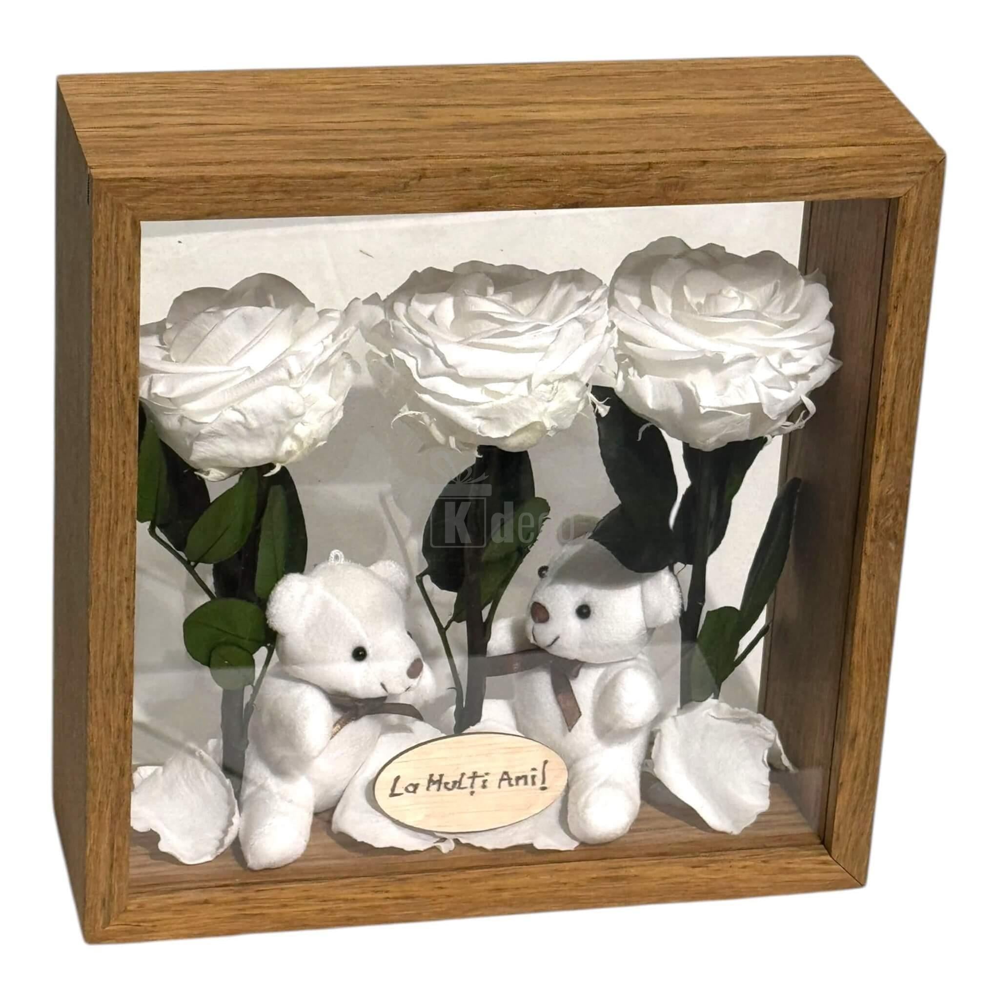 Cadou decorativ cu flori uscate și ursuleți, în ramă pătrată din plexiglas, cu mesaj 'La Mulți Ani'.