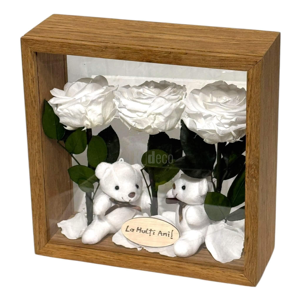 Aranjament floral cu 3 trandafiri criogenați și ursuleți, ideal pentru decor romantic sau cadou aniversar.