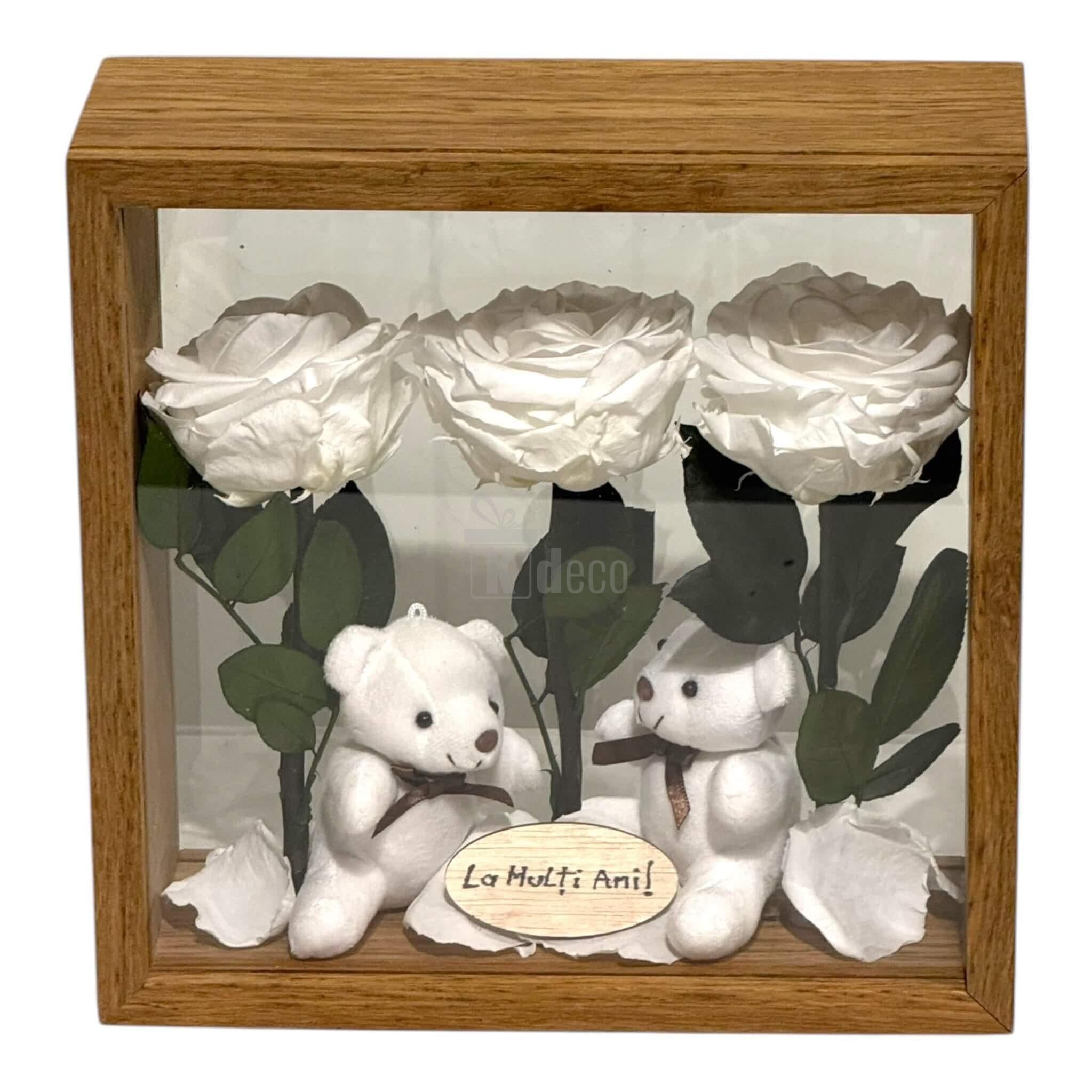 Decor cu trandafiri albi criogenați și ursuleți de plus, în ramă elegantă din lemn, perfect pentru ocazii speciale.