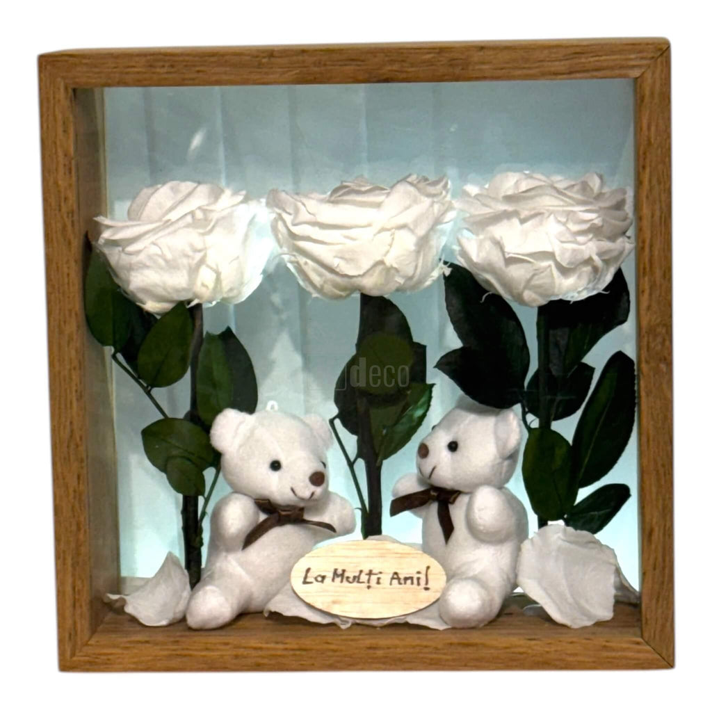 Decor cu trandafiri criogenați albi și ursuleți de plus, în ramă pătrată din lemn, ideal pentru cadouri speciale.