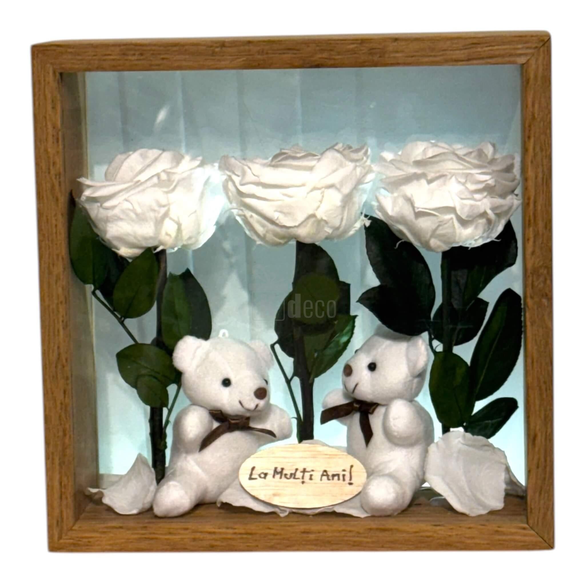 Decor cu trandafiri criogenați albi și ursuleți de plus, în ramă pătrată din lemn, ideal pentru cadouri speciale.