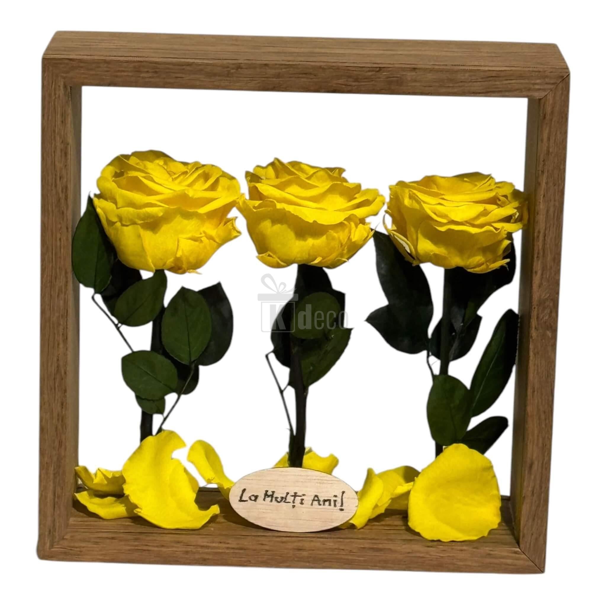Aranjament de masă cu 3 trandafiri criogenați galbeni în ramă de lemn și plexiglas, decor floral de lux pentru casă.