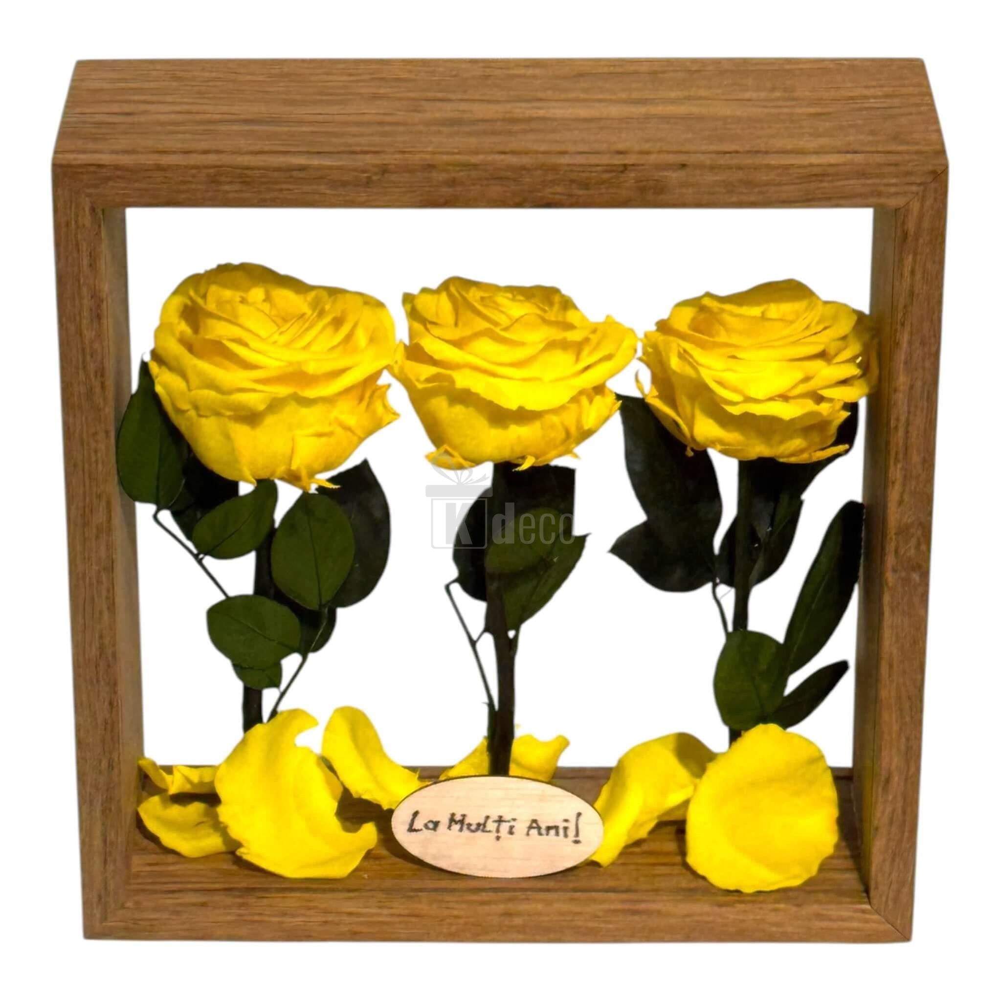 Aranjament de masă cu trandafiri criogenați galbeni în ramă de lemn, decor floral premium pentru un ambient rafinat.