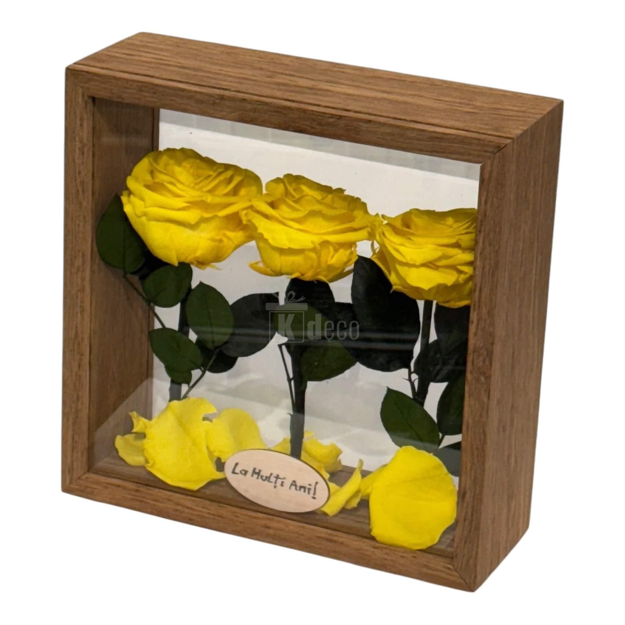 Decor de masă cu trandafiri criogenați galbeni în cutie de plexiglas 27x27cm, perfect pentru un interior rafinat și cald.