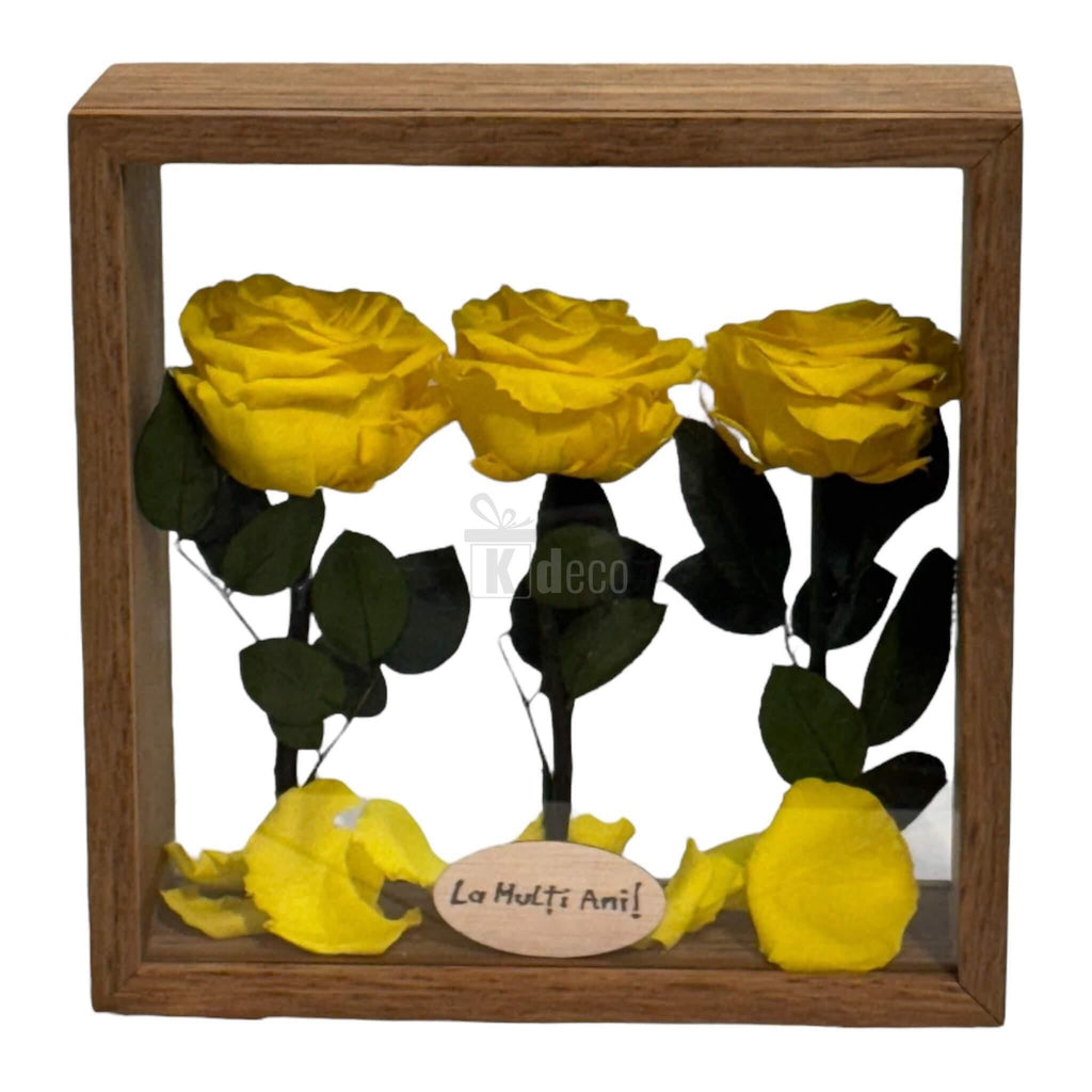 Aranjament de masă cu trandafiri galbeni criogenați, în ramă pătrată din lemn, ideal pentru decor floral de lungă durată.