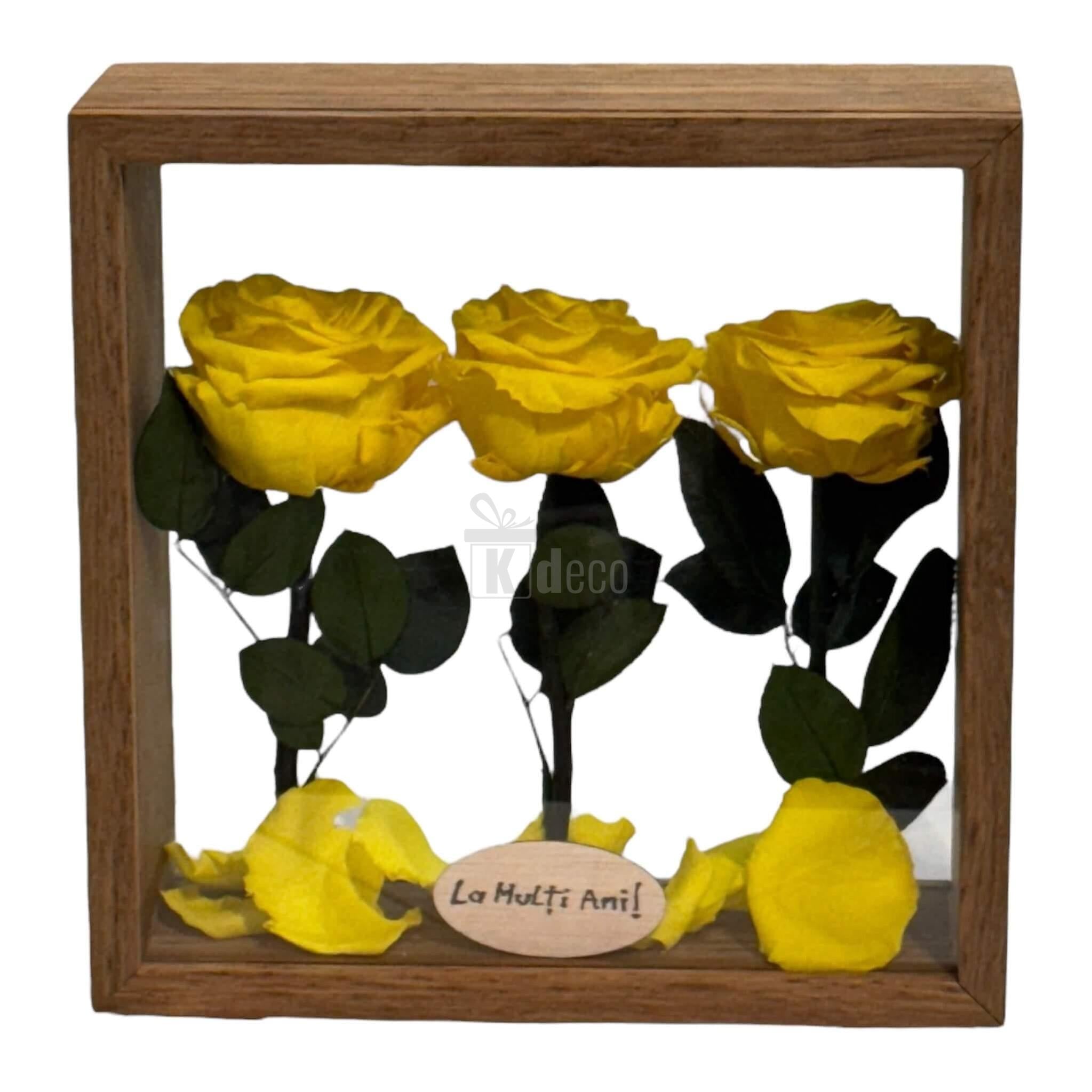 Aranjament de masă cu trandafiri galbeni criogenați, în ramă pătrată din lemn, ideal pentru decor floral de lungă durată.