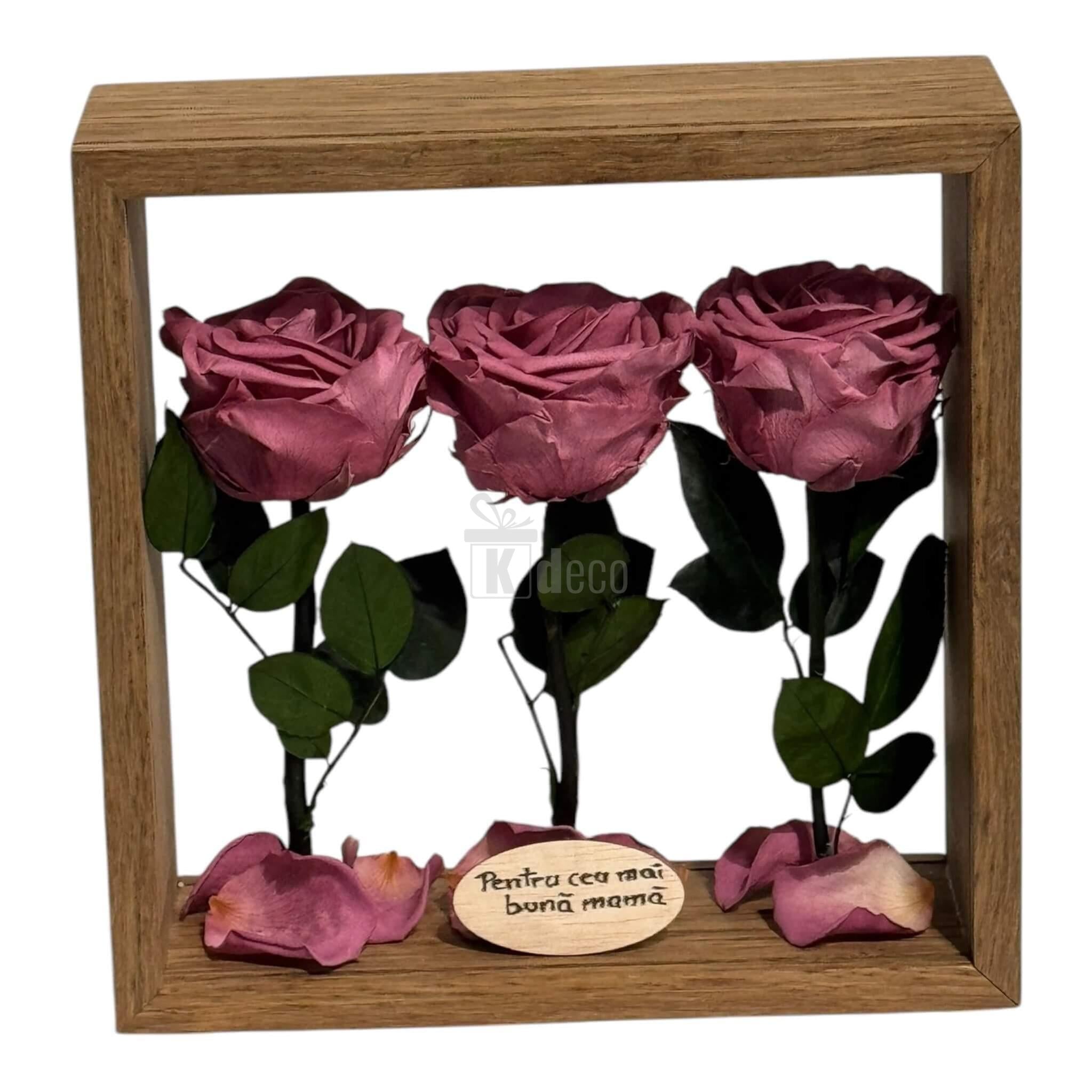 Aranjament floral cu 3 trandafiri criogenați mov în ramă pătrată, mesaj gravat 'Pentru cea mai bună mamă', perfect pentru decor casnic.