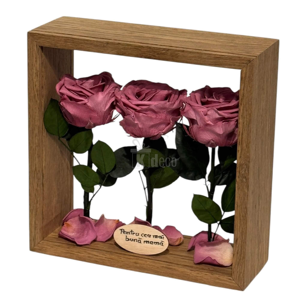 Trandafiri criogenați mov pudrat în aranjament de masă cu mesaj personalizat, în ramă din lemn pentru un cadou elegant și natural.