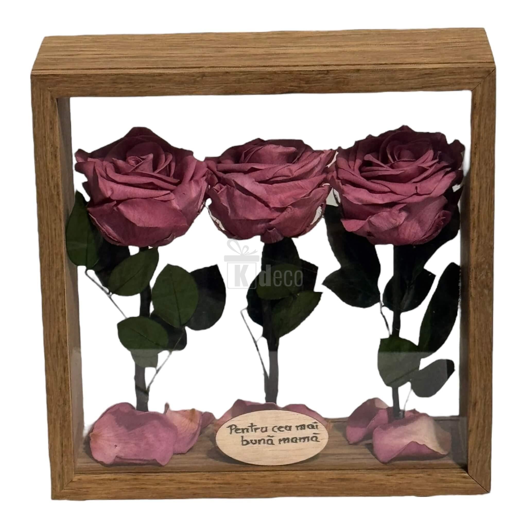 Aranjament decorativ cu 3 trandafiri criogenați mov și mesaj personalizat, în ramă de lemn 27x27cm, ideal pentru Home & Garden.