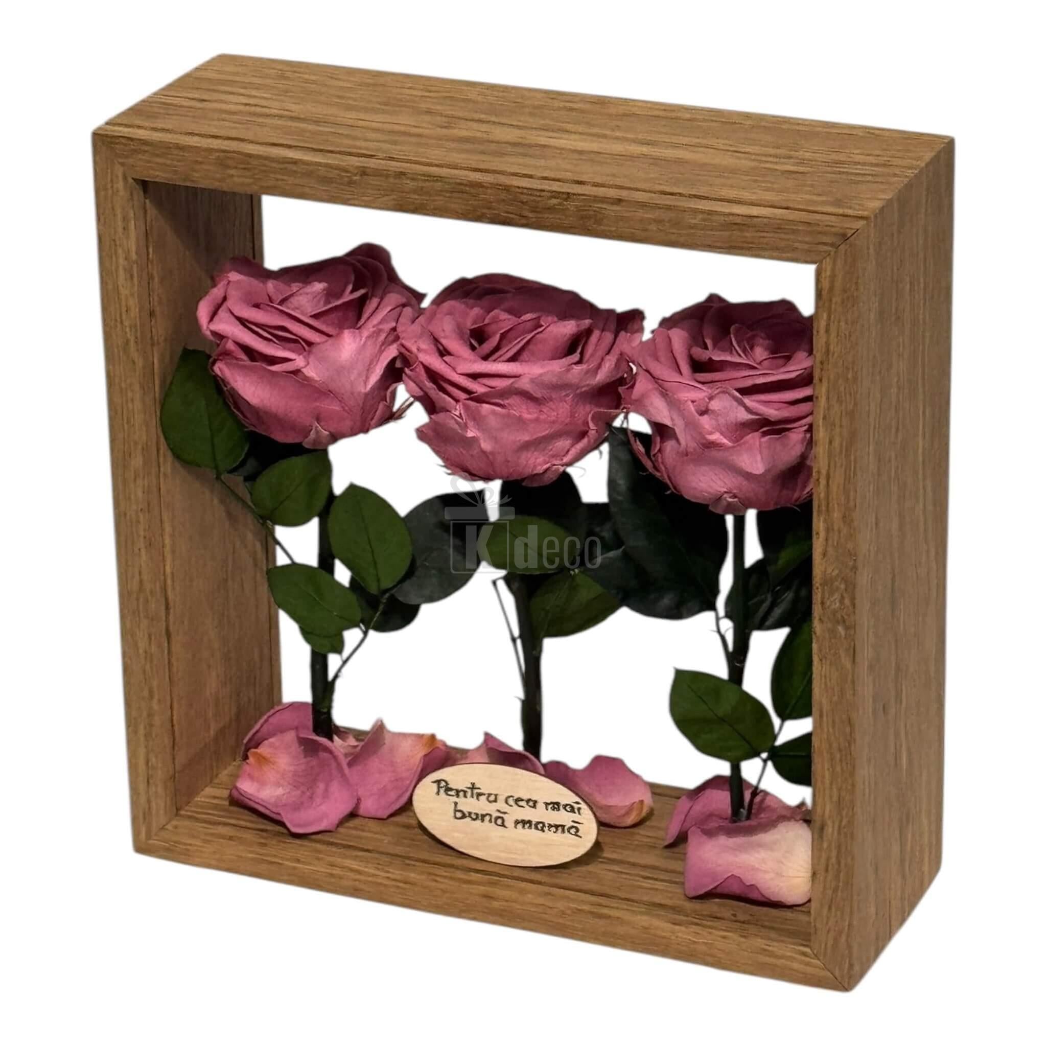 Cadou elegant cu trandafiri criogenați mov pudrat și mesaj personalizat, aranjat în ramă de lemn pentru decor interior sofisticat.