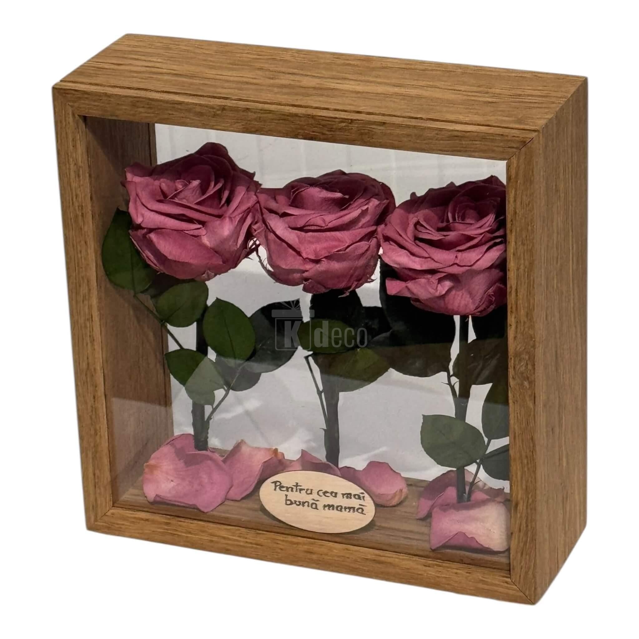 Aranjament cu trandafiri criogenați mov și mesaj personalizat 'Pentru cea mai bună mamă', în ramă de lemn pentru decor elegant.