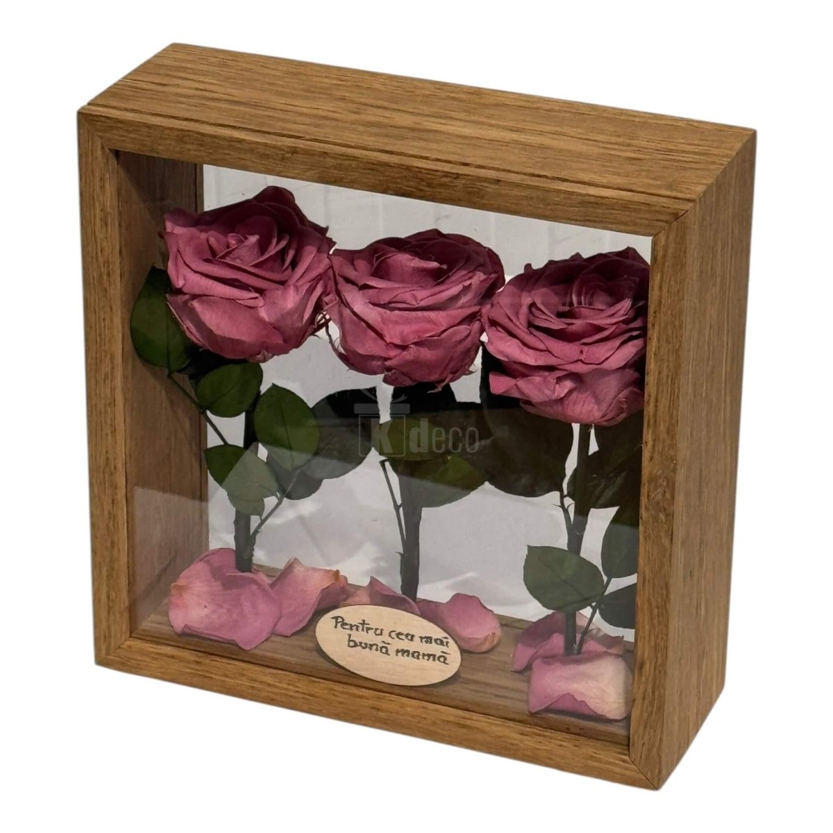 Aranjament floral cu 3 trandafiri criogenați mov și mesaj personalizat, în ramă de lemn, ideal pentru decor elegant și cadouri speciale.