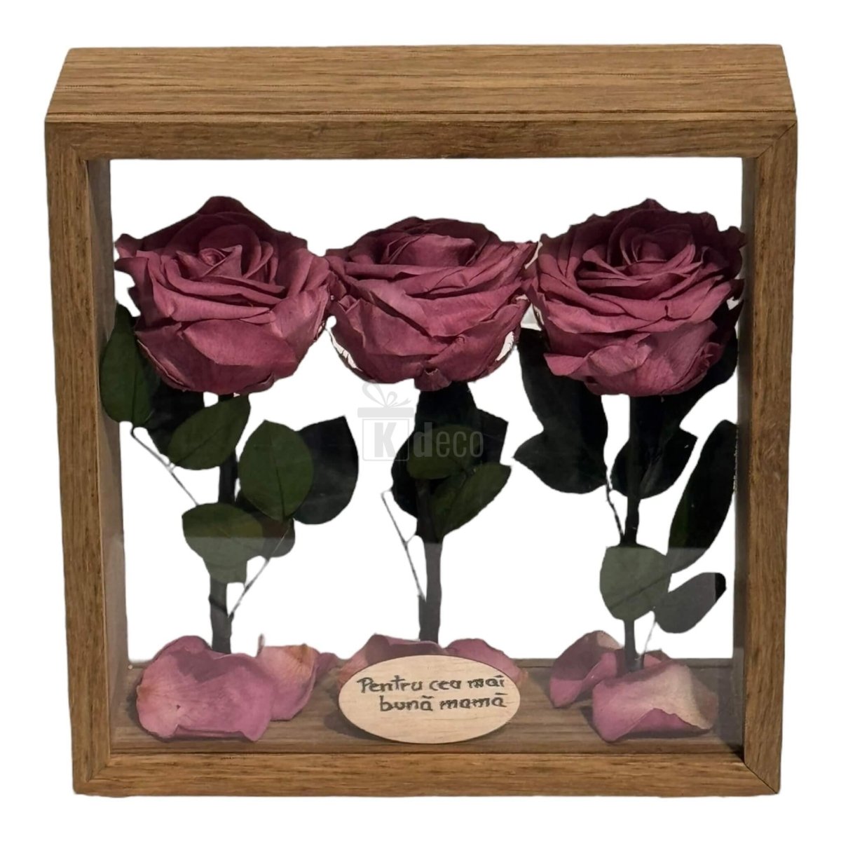 Aranjament de masă cu trandafiri criogenați mov și mesaj gravat, în ramă de lemn, perfect pentru decor natural și personalizat.