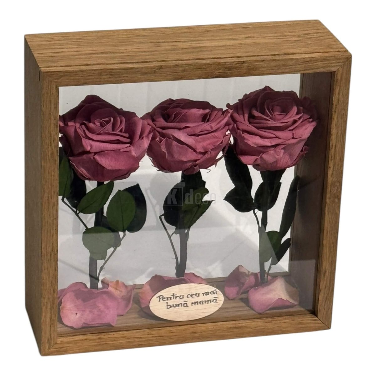 Trandafiri criogenați mov pudrat în aranjament de masă cu mesaj personalizat, în ramă de lemn 27x27cm, pentru un cadou deosebit.