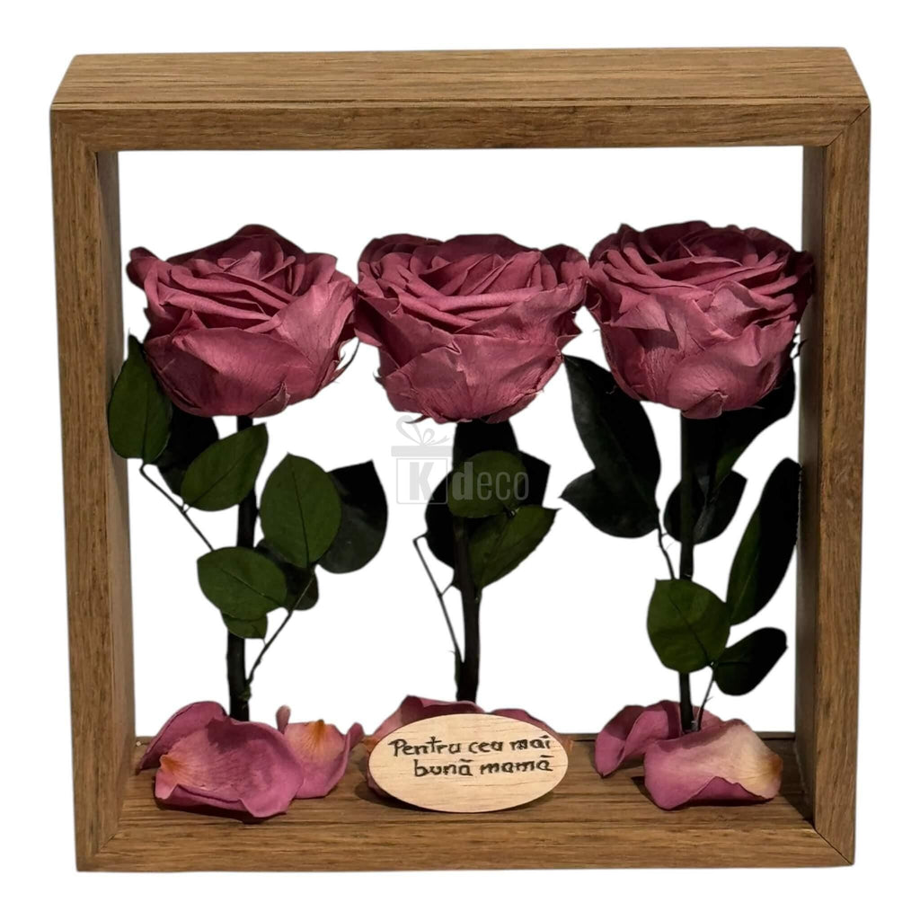 Aranjament de Masă cu 3 Trandafiri Criogenați Mov Pudrat în ramă de lemn 27x27cm, cu mesaj personalizat pentru decor elegant.