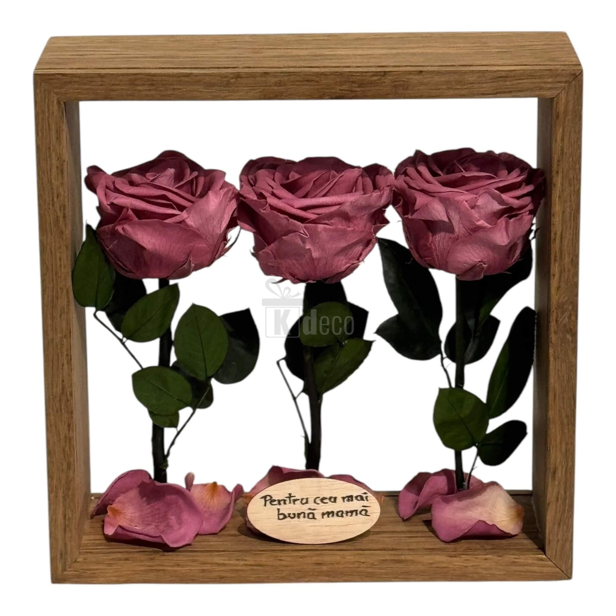 Aranjament de Masă cu 3 Trandafiri Criogenați Mov Pudrat în ramă de lemn 27x27cm, cu mesaj personalizat pentru decor elegant.