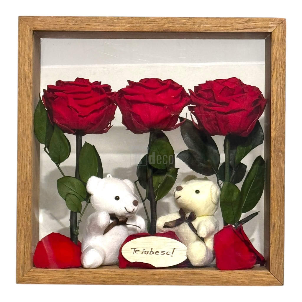 Aranjament de masă cu trandafiri criogenați roșii și ursuleți de plus, în ramă de lemn, simbol al iubirii pentru decor sau cadou.