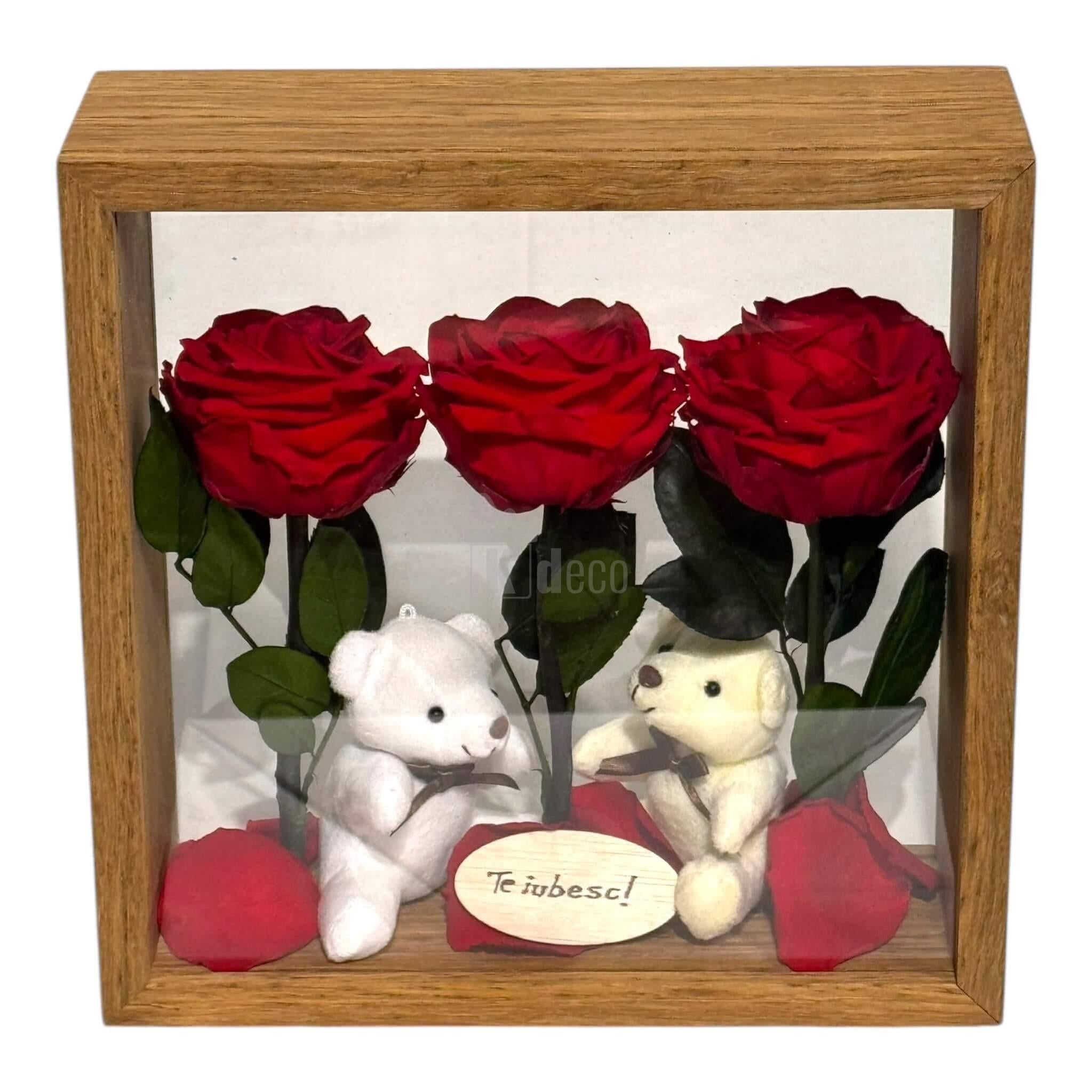 Trandafiri criogenați roșii și ursuleți de plus în cutie plexiglas 27x27cm, decor romantic perfect pentru casă sau cadou aniversar.