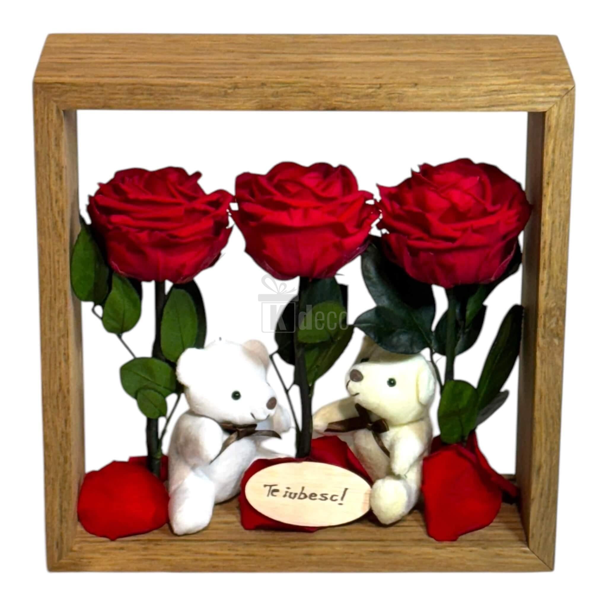 Aranjament romantic cu trandafiri criogenați roșii și ursuleți de plus, în ramă de lemn, ideal pentru decorarea casei sau oferit în dar.