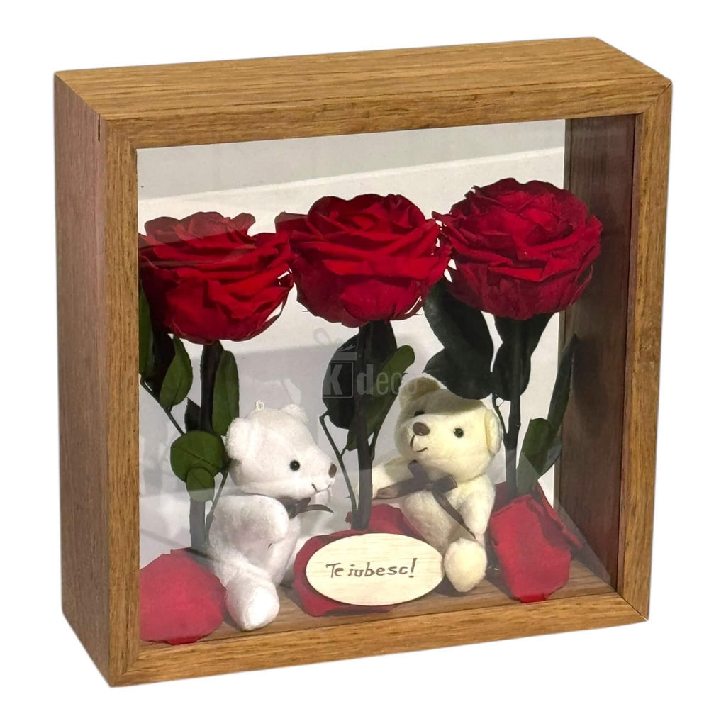 Cutie decorativă cu trandafiri criogenați roșii și ursuleți de plus, aranjament de masă elegant pentru exprimarea iubirii.