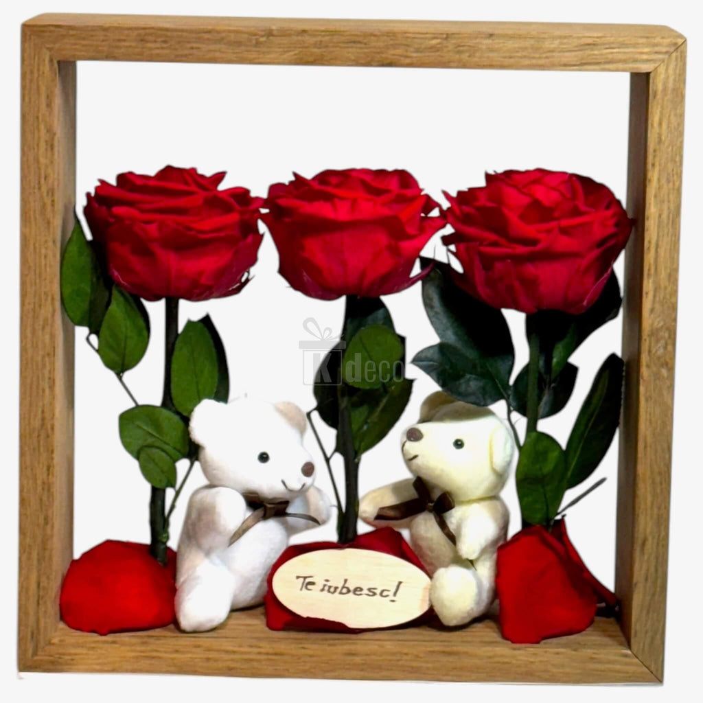 Trandafiri criogenați roșii și ursuleți de plus în cutie decorativă plexiglas, simbol al iubirii, ideal pentru decor interior sau cadou.