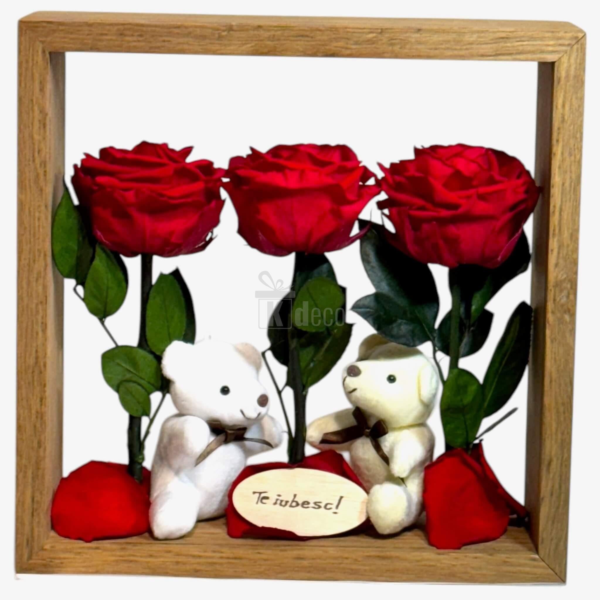 Trandafiri criogenați roșii și ursuleți de plus în cutie decorativă plexiglas, simbol al iubirii, ideal pentru decor interior sau cadou.