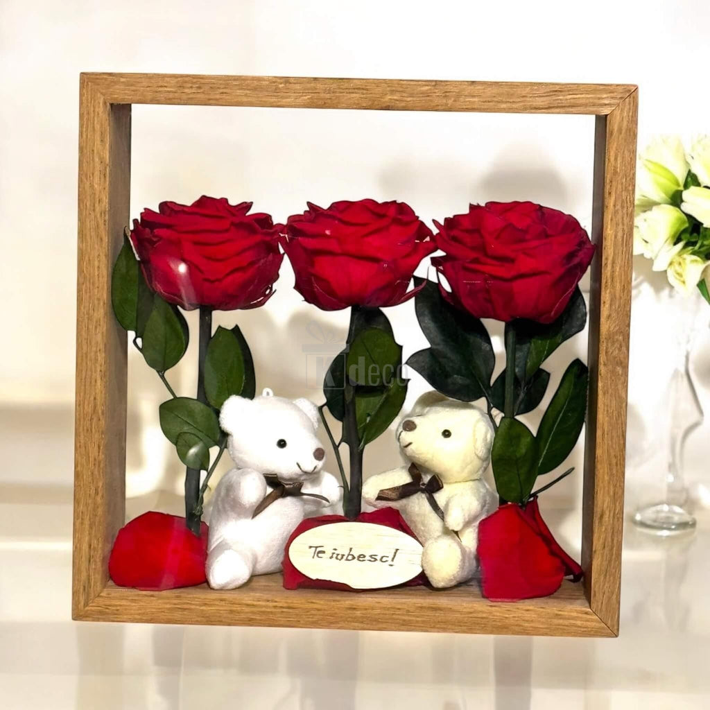 Aranjament de masă cu trandafiri criogenați roșii și ursuleți de plus, în ramă de lemn, decor romantic perfect pentru orice ocazie.