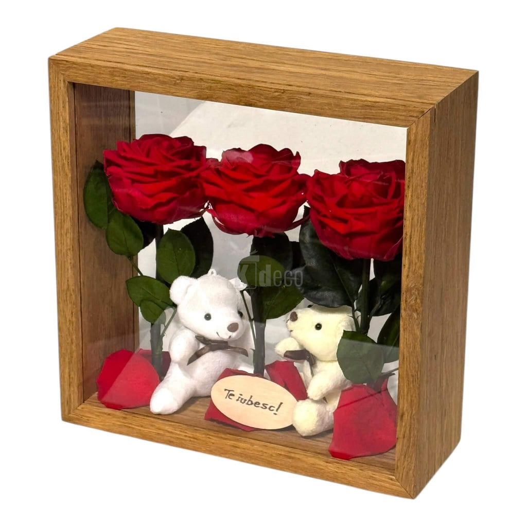 Cutie decorativă 27x27cm cu trandafiri criogenați roșii și ursuleți de plus, ideală pentru decor interior sau cadou de Valentine's Day.