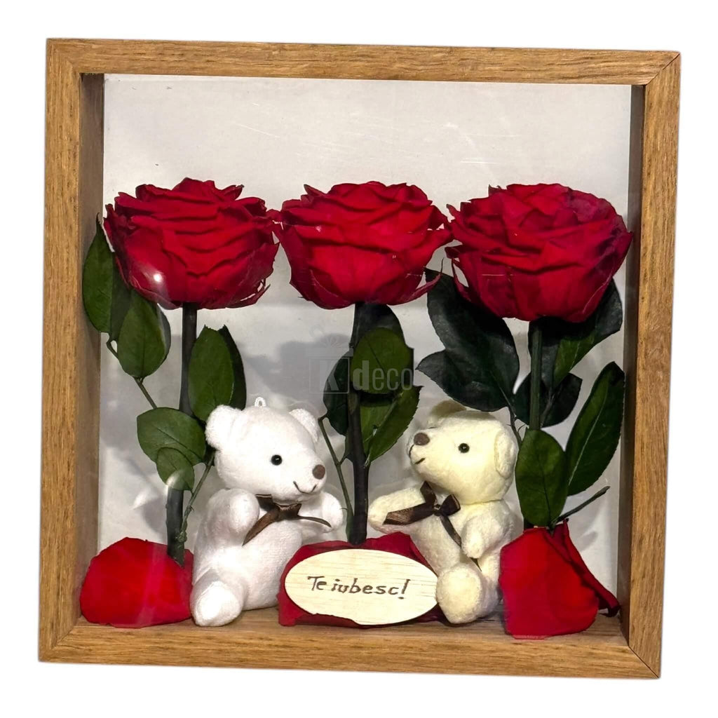 Aranjament romantic cu trandafiri criogenați roșii și ursuleți de plus, în ramă de lemn, perfect pentru decorarea casei sau oferit în dar.