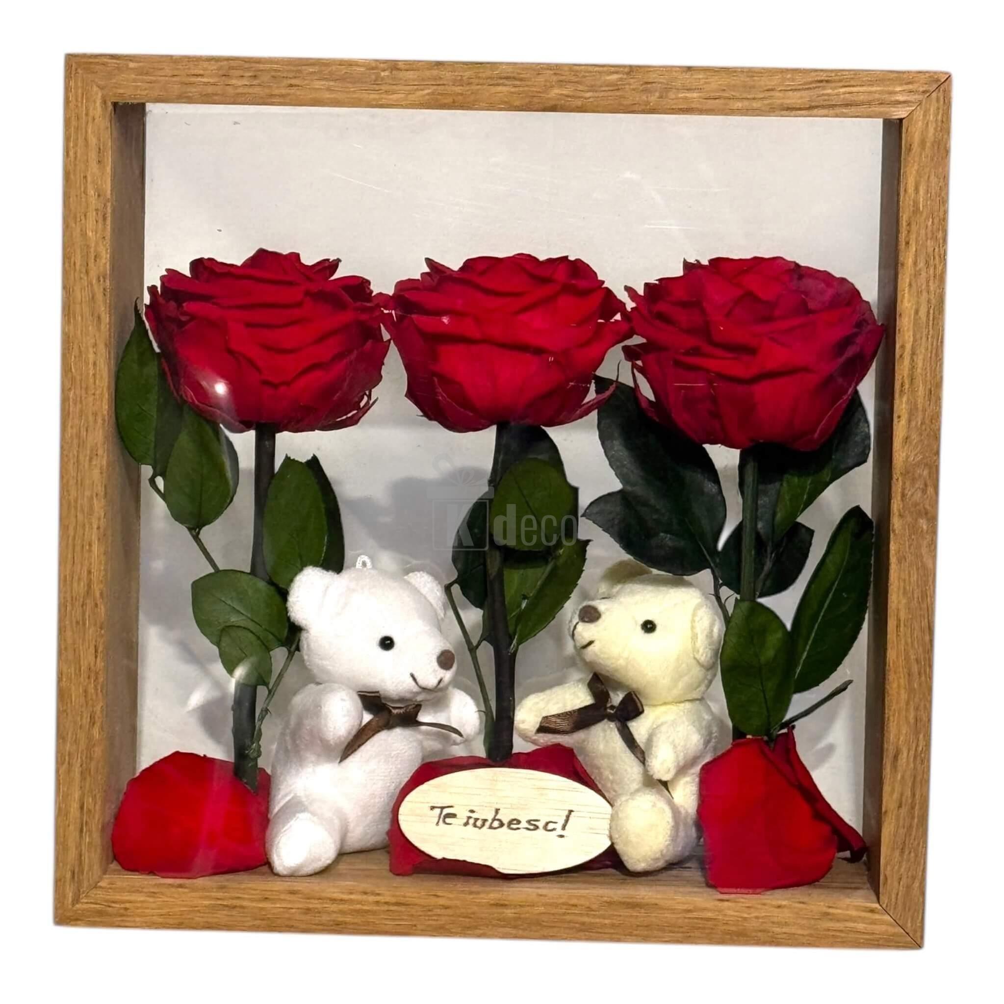 Aranjament romantic cu trandafiri criogenați roșii și ursuleți de plus, în ramă de lemn, perfect pentru decorarea casei sau oferit în dar.