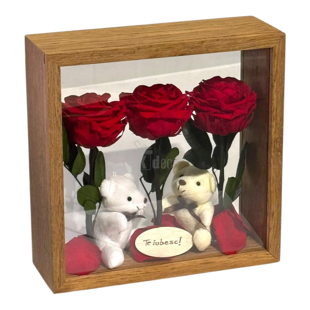 Aranjament de masă cu trandafiri criogenați roșii și ursuleți de plus, în cutie plexiglas, cadou simbolic pentru exprimarea iubirii.