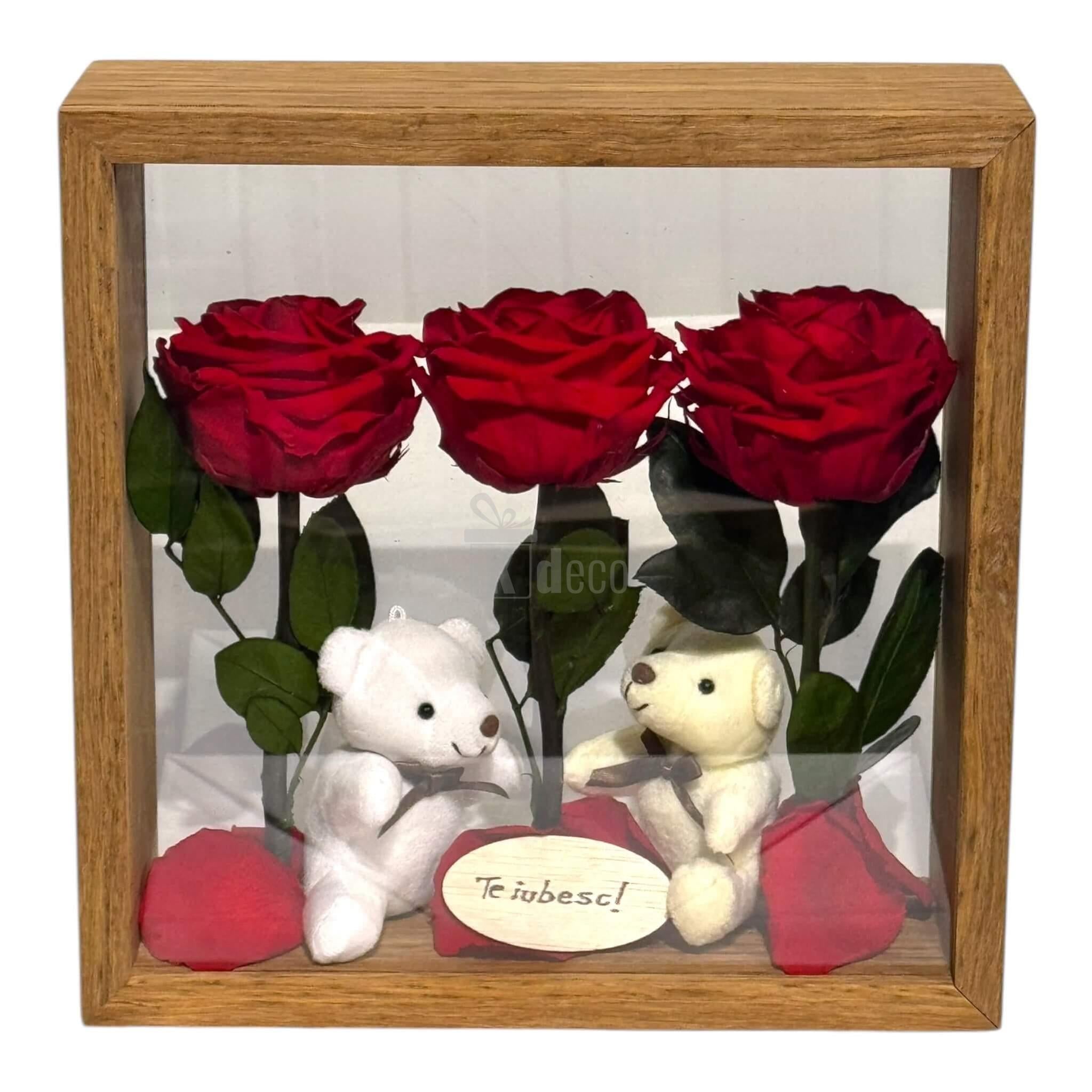 Trandafiri criogenați roșii și ursuleți de plus în cutie decorativă din plexiglas, aranjament ideal pentru decor romantic de interior.