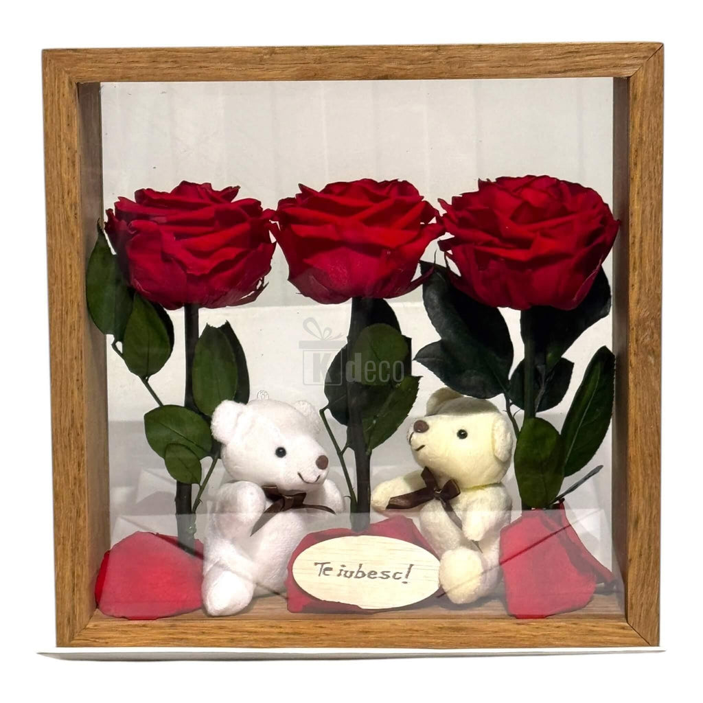 Aranjament floral romantic cu trandafiri criogenați roșii și ursuleți de plus, în ramă de lemn, perfect pentru cadouri de dragoste.