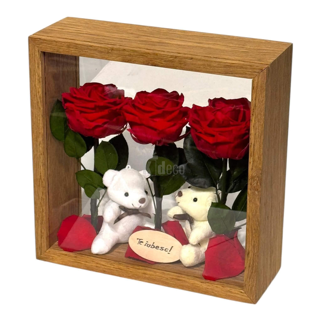 Cutie decorativă cu trandafiri criogenați roșii și ursuleți de plus, aranjament de masă ideal pentru ocazii speciale și decor interior.